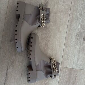 NEW JONES NEW YORK Ollee Chain Link Ankle Boots, Cream (Size 9 1/2 M)